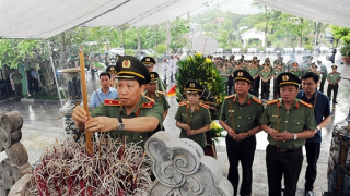 Lãnh đạo Bộ Công an dâng hương tại Nghĩa trang Liệt sĩ Quốc gia Vị Xuyên