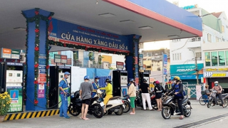 Giảm thuế, phí để bình ổn giá xăng dầu