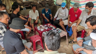 "Nhóm họp" trong chuồng lợn để chơi lắc tài xỉu ăn tiền