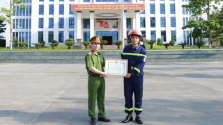 Tặng bằng khen cho chiến sĩ Cảnh sát giải cứu 100 học sinh trong mưa lũ