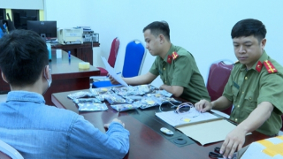 Bắt vụ mua bán thiết bị siêu nhỏ để gian lận trước ngày thi tốt nghiệp