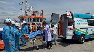 Cứu hai ngư dân bị tai nạn nghiêm trọng trên biển