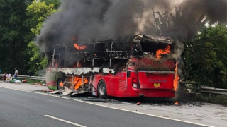 Xe khách bốc cháy trên cao tốc Hà Nội - Ninh Bình