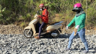 Thầy cô băng rừng cả trăm cây số đến điểm coi thi