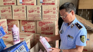 Phát hiện hàng nghìn túi bánh kẹo, nước tẩy rửa có dấu hiệu giả mạo nhãn hiệu