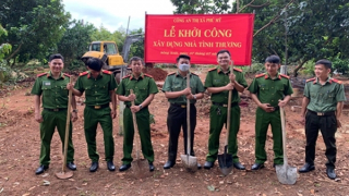 Xây nhà tình thương - đượm tình đồng đội