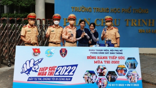 Tận tình tiếp sức sĩ tử bên sông Hàn