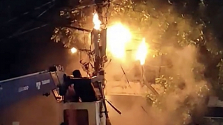 Trụ điện đường dây 220v hóa "bó đuốc", nhiều hộ dân mất điện