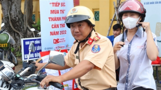 CSGT hỗ trợ nữ sinh về nhà lấy giấy báo dự thi