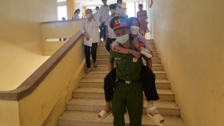 Công an cõng thí sinh ngồi xe lăn ra vào phòng thi