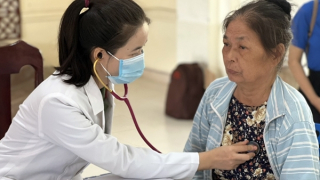 Khám bệnh, cấp phát thuốc miễn phí cho đối tượng chính sách và người dân miền núi Hòa Bắc