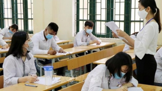 Thi tổ hợp đòi hỏi giám thị phải rất chuyên nghiệp trong phát, thu đề