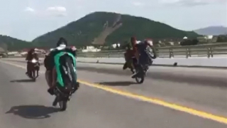 Bốc đầu xe máy, ném đá xe khách để... tiêu khiển!