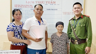 Công an giúp đỡ cụ bà đi lạc tìm lại người thân