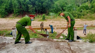 Công an xã tham gia gom dọn hơn 1 tấn rác sinh hoạt