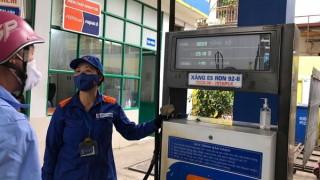 Giá xăng giảm mạnh hơn 3.000 đồng/lít