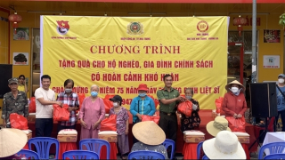 Tuổi trẻ Công an TP Nha Trang trao tặng 210 suất quà cho người dân