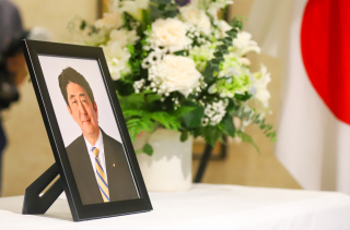 Người dân Việt Nam xếp hàng vào viếng cố Thủ tướng Nhật Bản Abe Shinzo