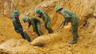Quả bom hơn 3 tạ còn nguyên ngòi nổ nằm cạnh đường ray tàu hoả