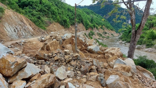 Sông Lò đang bị “bức tử” bởi dự án đường cứu hộ