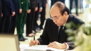 Lãnh đạo Việt Nam ghi sổ tang tưởng niệm cố Thủ tướng Nhật Bản Abe Shinzo