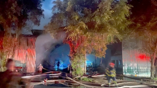 Huy động hàng chục CBCS cùng xe chuyên dụng chữa cháy nhà xưởng trong đêm