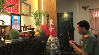 Thứ trưởng Lê Quốc Hùng thăm các gia đình cố lãnh đạo Bộ Công an