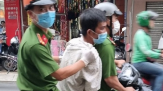 Nữ du khách cảm kích khi nhận lại tài sản từ Công an phường