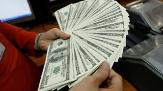Giá USD lập mốc cao mới, vượt 24.200 đồng