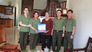 Trường Cao đẳng ANND I tặng quà, tri ân gia đình người có công