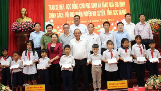 Đồng chí Trương Hòa Bình trao quà tại Trà Vinh và Sóc Trăng