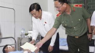 Thăm, động viên 5 chiến sỹ bị thương trong khi làm nhiệm vụ