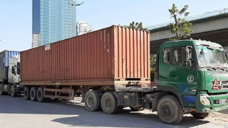 Tạm giữ “con nghiện” dùng xe tải chở bia lậu