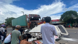 Xe container va chạm xe tải van khiến 2 người thương vong