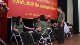 200 cán bộ, chiến sỹ Cụm thi đua số 2 hiến máu tình nguyện