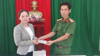 Công an trao lại túi xách do 3 nữ sinh nhặt được cho người đánh rơi