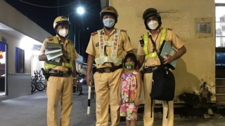 Vợ chồng cảm kích tổ CSGT khi nhận lại con gái 5 tuổi đi lạc