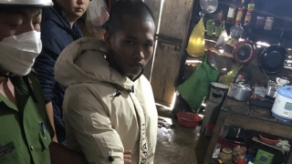 Dùng dao chém người, cướp xe máy đem về nhà giấu