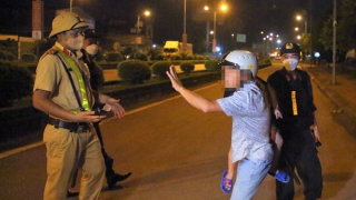 Bị kiểm tra nồng độ cồn, nhiều tài xế vứt xe giữa đường, bỏ đi