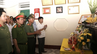 Công an tỉnh Hà Nam thắp hương tri ân liệt sỹ Công an xã Nguyễn Tuấn Minh