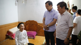 Thiếu tướng Lê Tấn Tới tặng quà mẹ liệt sỹ nhân ngày 27/7