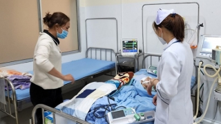 Bé gái 2 tuổi dập phổi, chấn thương sọ não nghi bị bạo hành