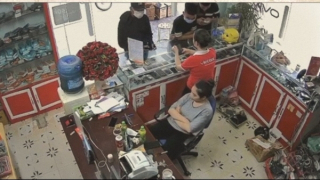 Giả khách rồi dàn cảnh cướp giật trong cửa hàng bán điện thoại