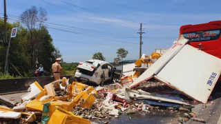 Xe đông lạnh tông 3 ô tô đang dừng chờ đèn đỏ