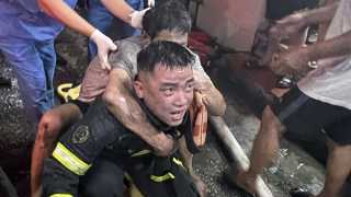 Giây phút chiến sỹ Cảnh sát bất chấp hiểm nguy lao vào biển lửa cứu người