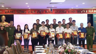 Có tài khoản định danh điện tử, không cần trình thẻ căn cước công dân