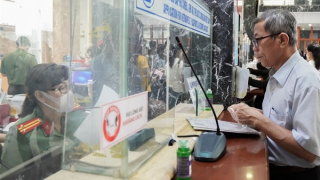 Tăng cường làm cả ngày nghỉ để cấp hộ chiếu phổ thông mẫu mới