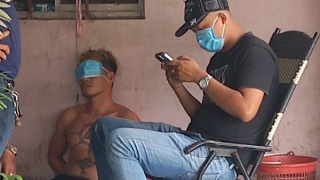 Kề dao vào cổ nhân viên cây xăng, cướp tiền