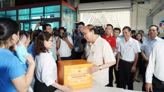 Chủ tịch nước Nguyễn Xuân Phúc thăm gia đình có công và doanh nghiệp tiêu biểu tại Hải Phòng