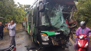 Xe khách tông trực diện xe container, 4 người thương vong